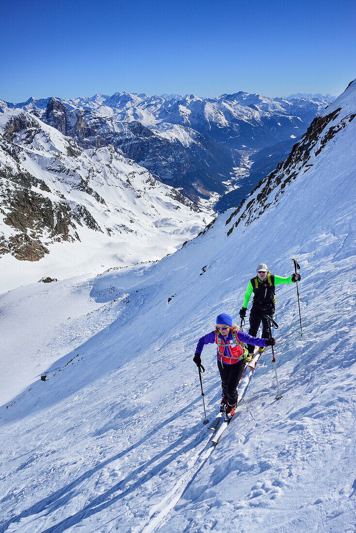 Mann und Frau steigen zur Schneespitze auf, Schneespitze, Pflerschtal, Stubaier Alpen, Südtirol, Italien