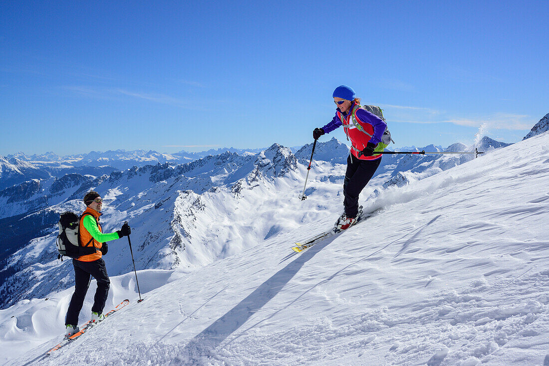 Mann und Frau auf Skitour fahren von der Schneespitze ab, Schneespitze, Pflerschtal, Stubaier Alpen, Südtirol, Italien