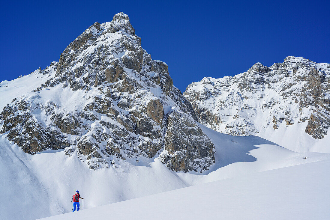 Frau auf Skitour steigt zum Col Sautron auf, Monte Sautron im Hintergrund, Col Sautron, Valle Maira, Cottische Alpen, Piemont, Italien