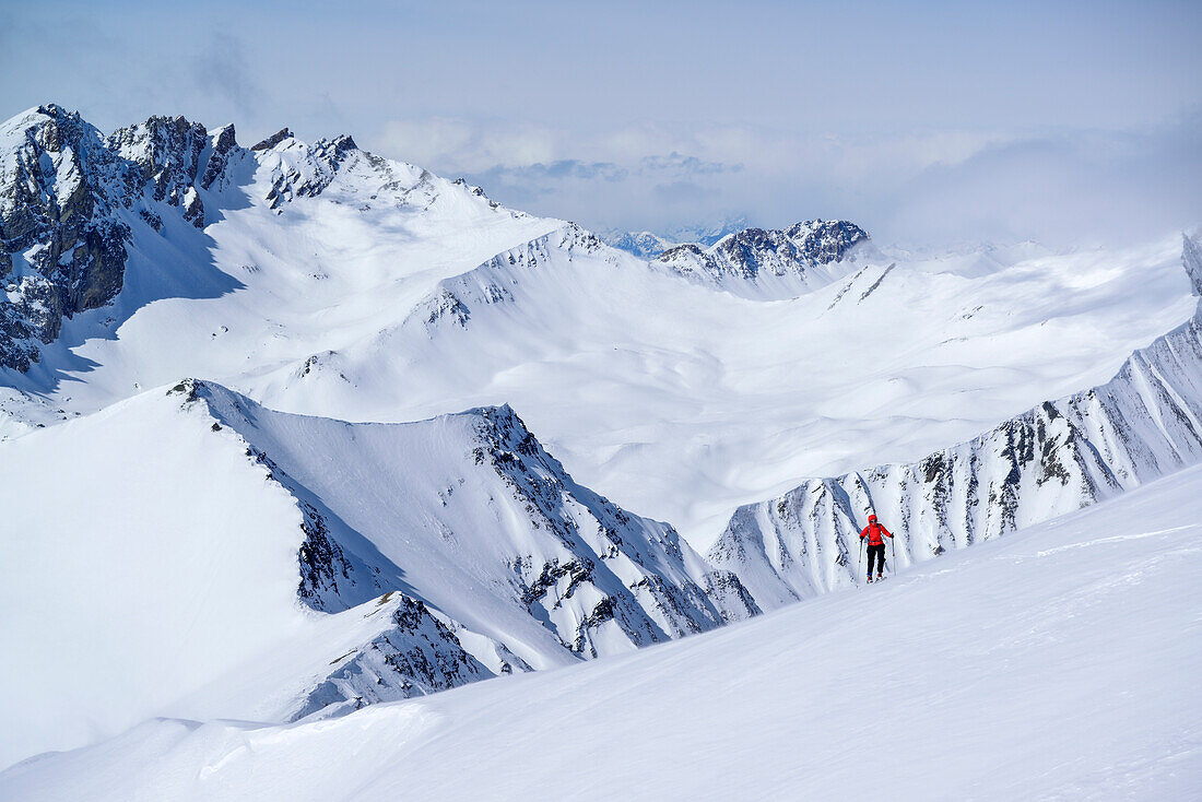Frau auf Skitour steigt zum Monte Faraut auf, Monte Maniglia und Rocher de l' Eissassa im Hintergrund, Monte Faraut, Valle Varaita, Cottische Alpen, Piemont, Italien