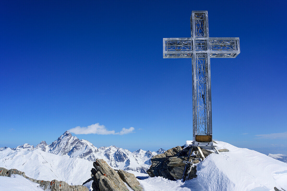 Gipfelkreuz des Monte Salza, Monte Viso im Hintergrund, Monte Salza, Valle Varaita, Cottische Alpen, Piemont, Italien