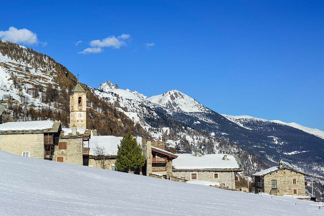 Verschneite Ortschaft Chiazale, Chiazale, Valle Varaita, Cottische Alpen, Piemont, Italien