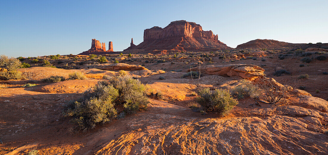 Stagecoach, Brighams Tomb, Monument Valley, Navajo Tribal Park, Utah, USA