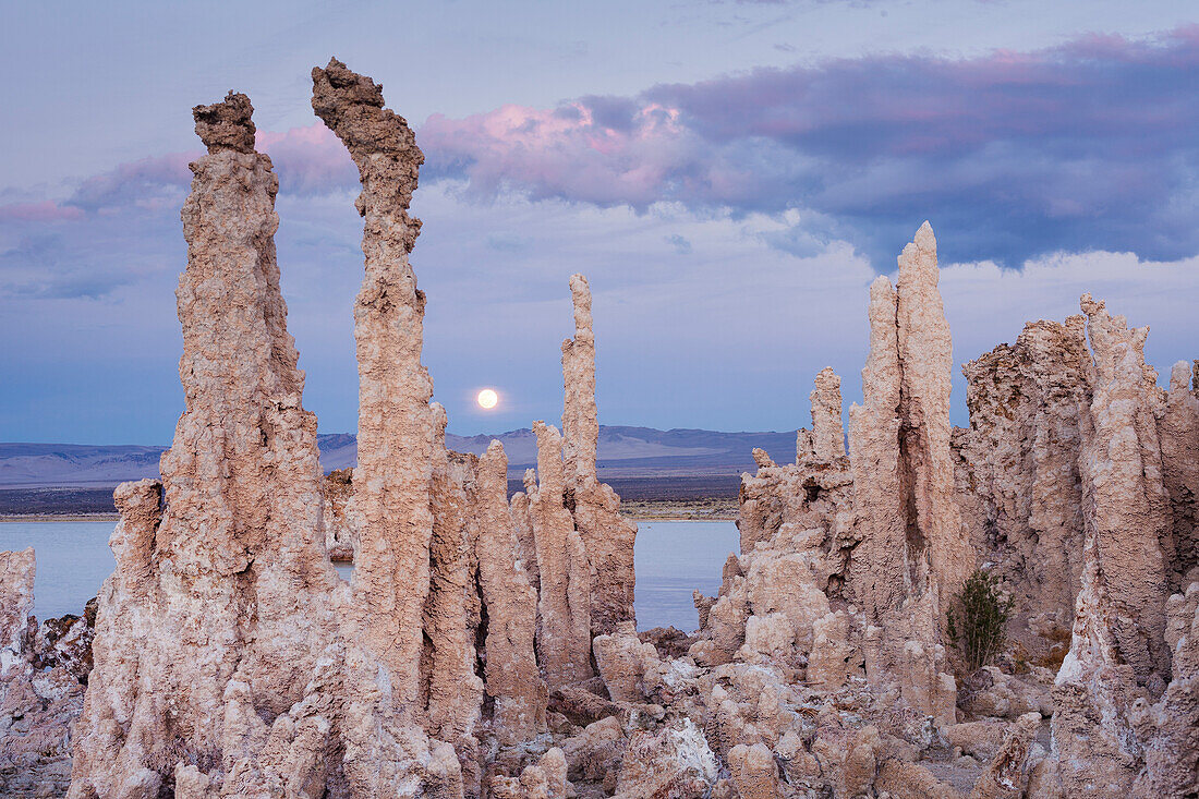 Tuffstein, Mond, Mono Lake, Kalifornien, USA