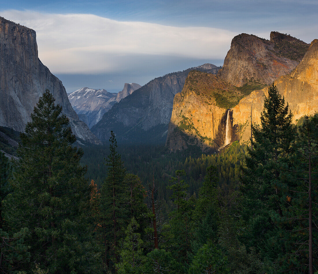 Tunnel View, Bridalveil Falls, El Capitan, Yosemite National Park, California, USA