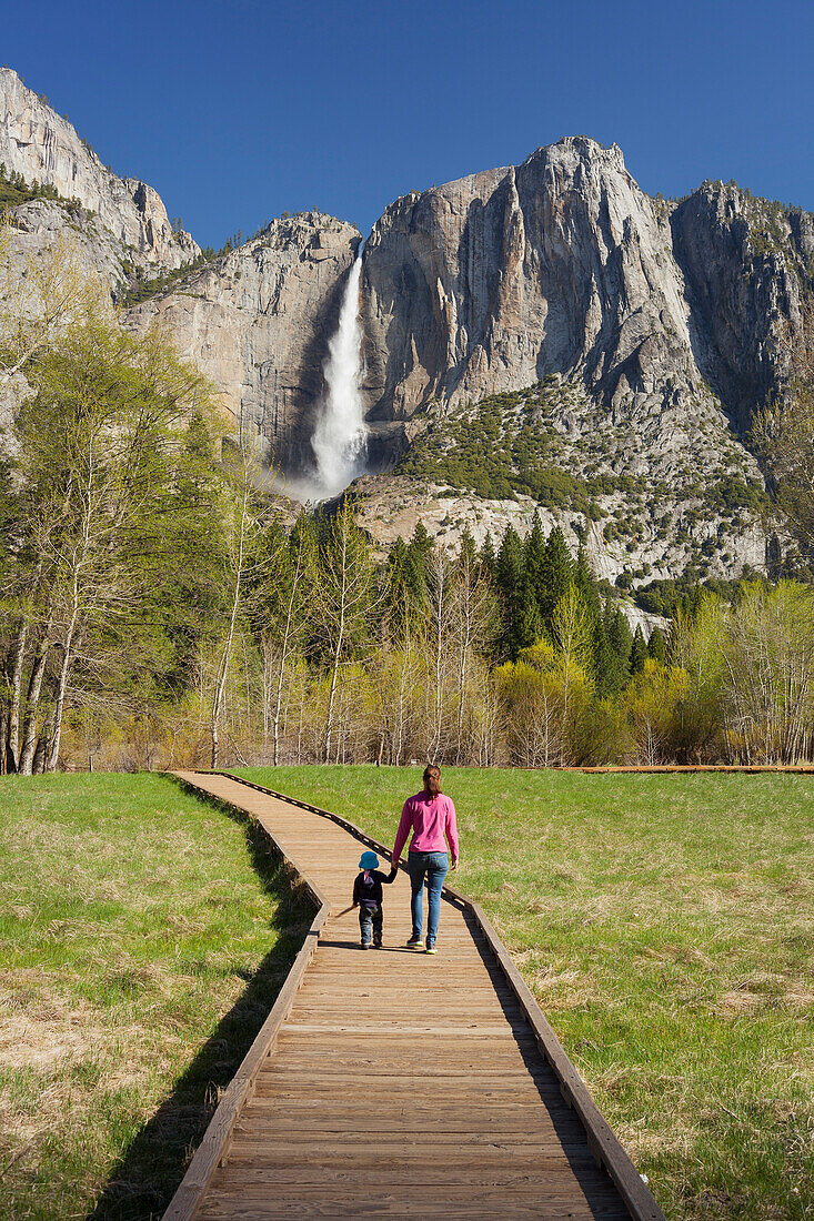 junge Frau mit Kleinkind, Weg am Merced River, Upper Yosemmite Falls, Yosemite National Park, Kalifornien, USA