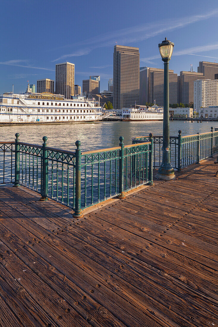 Pier 7, Raddampfer, Financial District,  San Francisco, Californien, USA