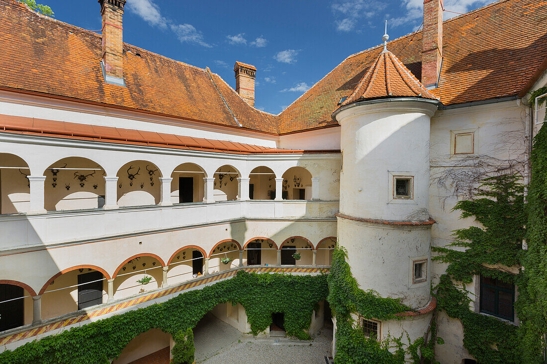 Schloss Ernegg, Arkaden im Hof, Niederösterreich, Österreich