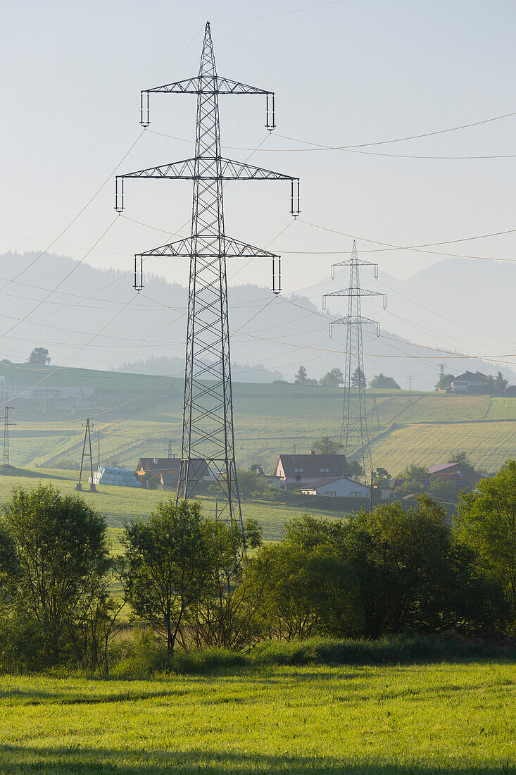 Hochspannungsleitungen nahe Judenburg, Steiermark, Österreich