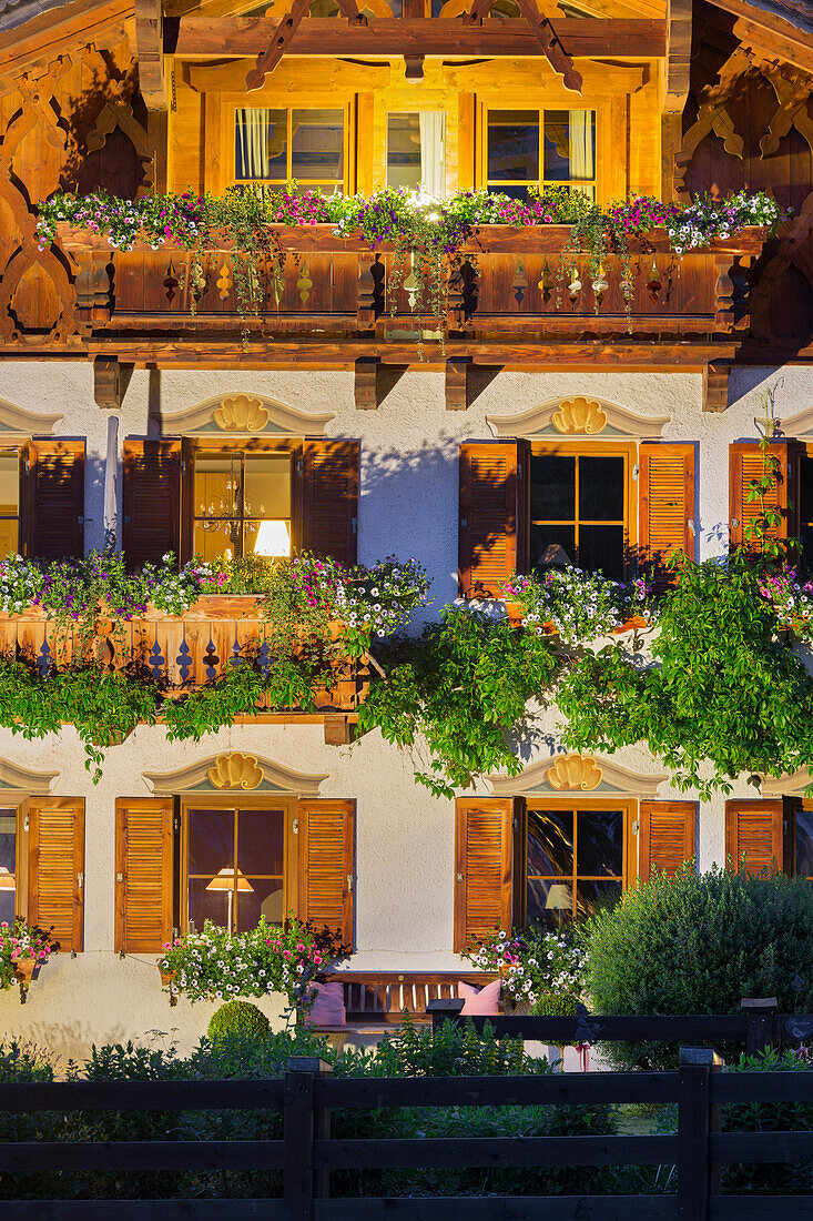 Fassade mit Blumen, Ehrwald, Ausserfern, Tirol, Österreich