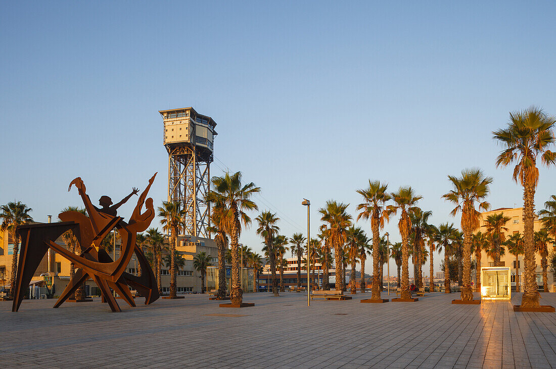 Homenatge à la Natació, Skulptur von Alfredo Lanz, 2004, Placa del Mar, Torre de St.Sebastia, Turm der Drahtseilbahn, Uferpromenade, Stadtviertel Barceloneta, Barcelona, Katalonien, Spanien, Europa