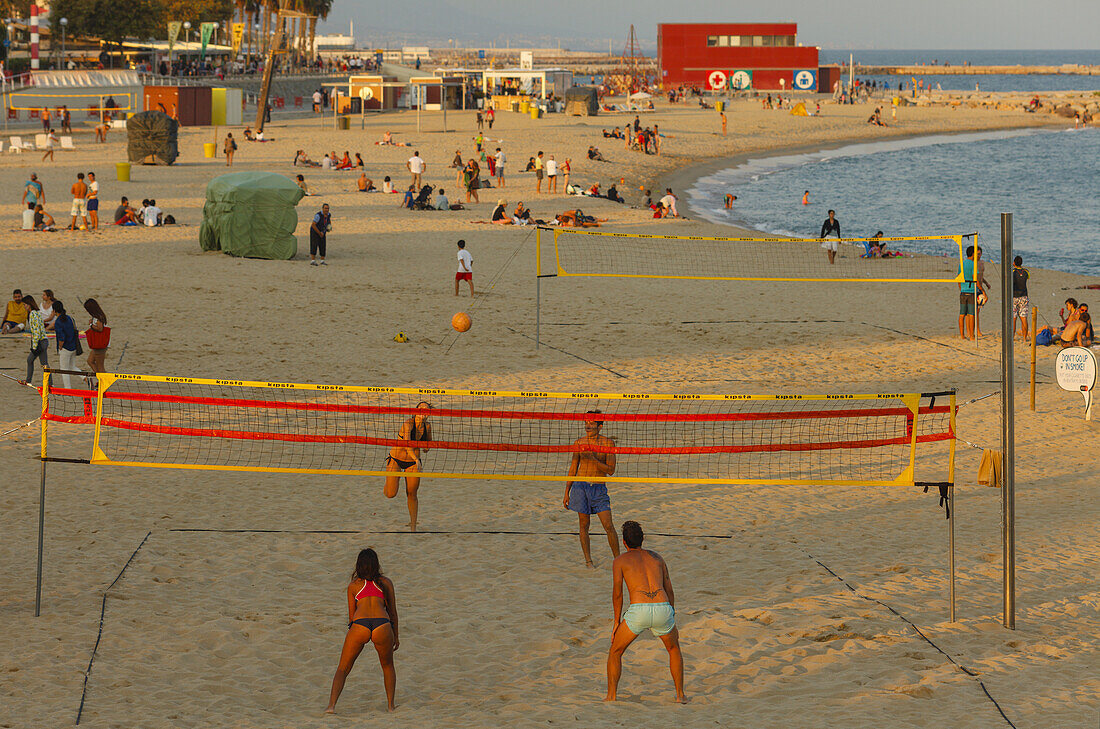 Beach Volleyball, Platja de la Nova Icaria, nördlich Port Olimpic, Barcelona, Katalonien, Spanien, Europa