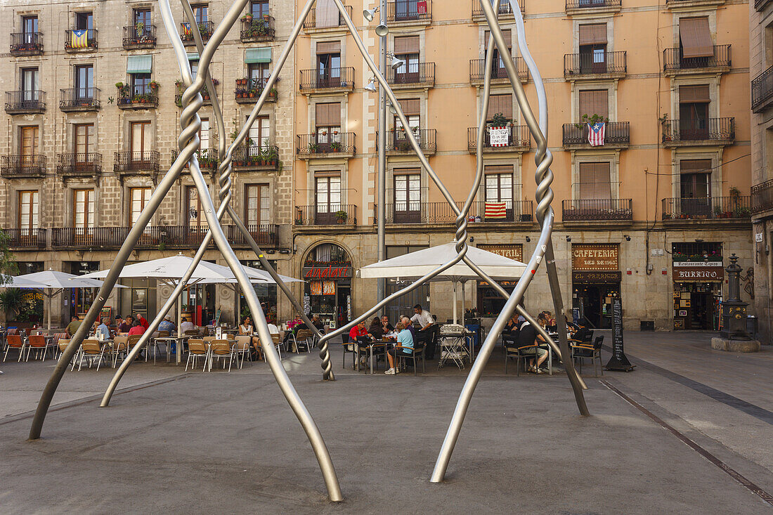 Placa de Sant Miquel, Platz mit Skulptur, monumento a los castellers, Künstler Antonio Llena, Restaurants, Stadtviertel Barri Gotic, gothisches Viertel, Ciutat Vell, Altstadt, Barcelona, Katalonien, Spanien, Europa