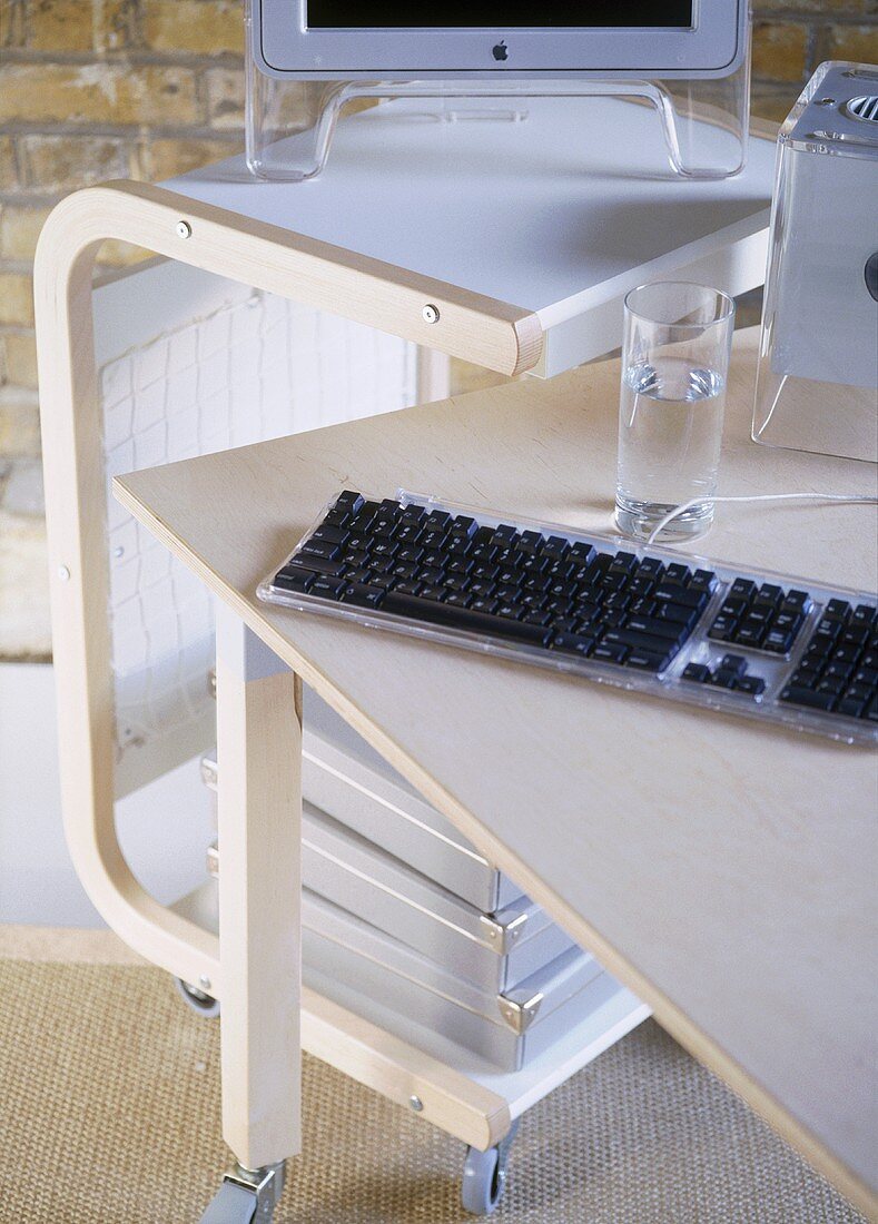 Modernes Home-Office mit Schreibtisch und Trolley auf Rädern