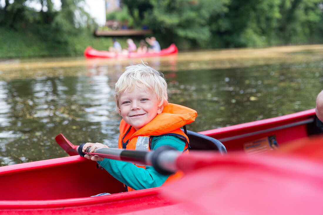 Junge fährt Kayak auf der Weißen Elster, Plagwitz, Leipzig, Sachsen, Deutschland