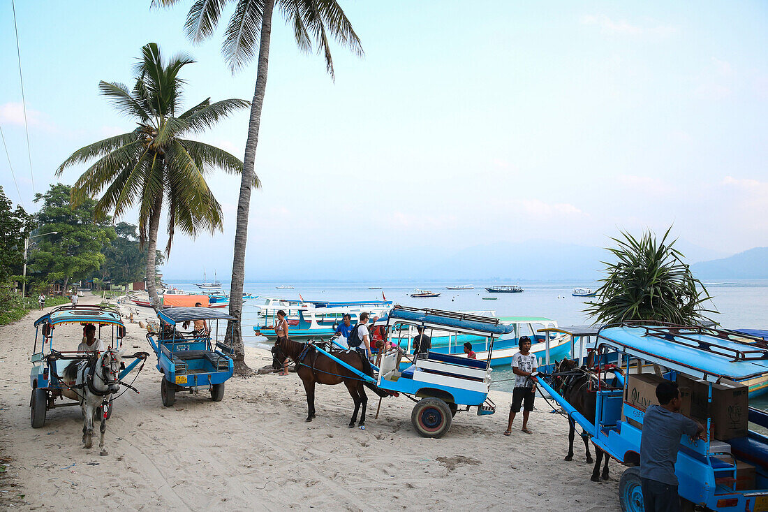 Pferdekutschen am Strand, Gili Air, Lombok, Indonesien