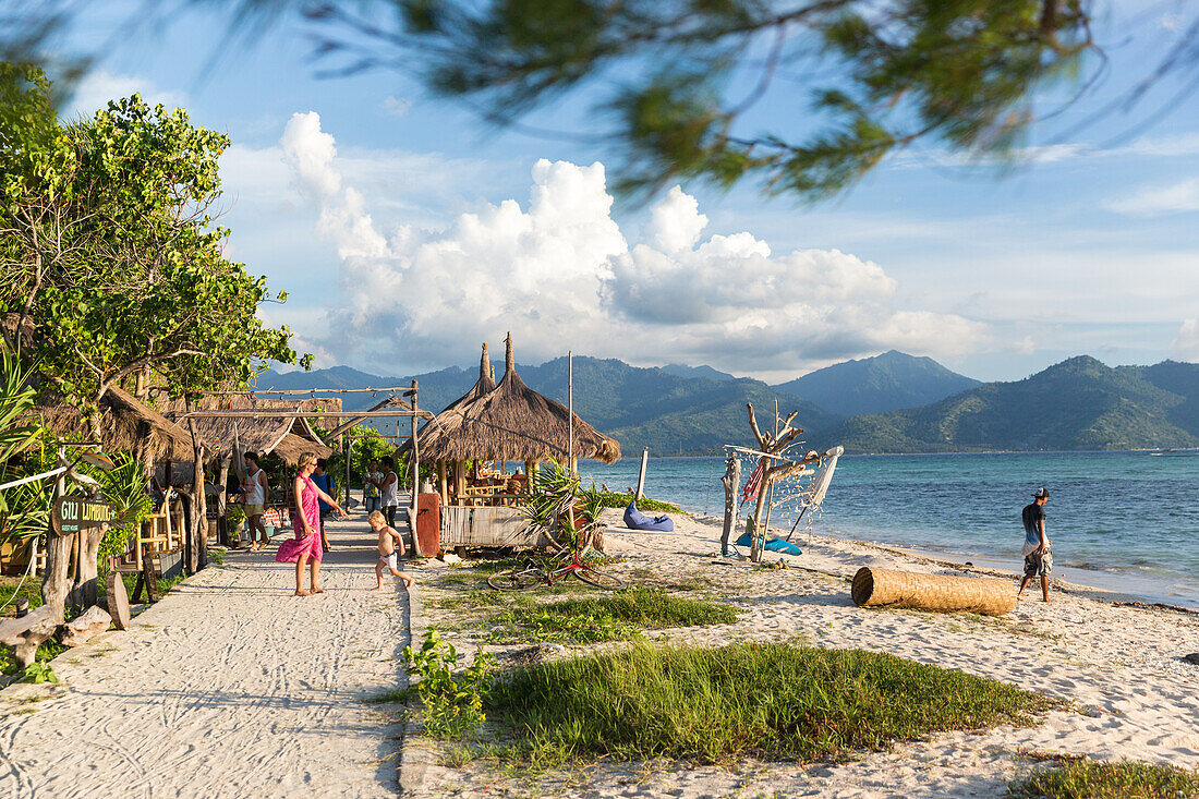 Urlauber am Strand, Ferienanlage Gili Lumbung, Gili Air, Lombok, Indonesien