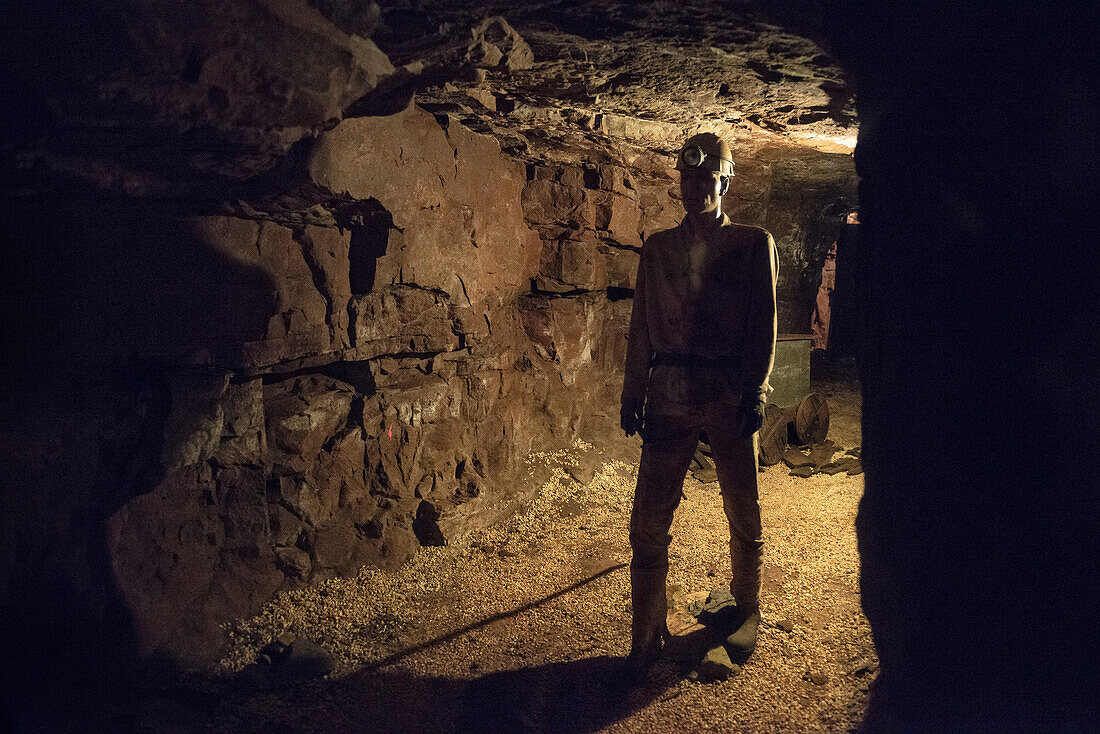 eine Schaupuppe eines Minen Arbeiters steht im Korridor im Gegenlicht, Besucher Bergwerk Tiefer Stollen, Aalen, Ostalbkreis, Schwäbische Alb, Baden-Württemberg, Deutschland