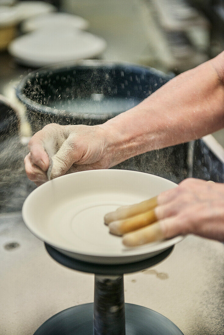 Impressionen bei der Herstellung des berühmten Zeller Gedecks in deren Keramikfabrik, Zell am Harmersbach, Schwarzwald, Baden-Württemberg, Deutschland