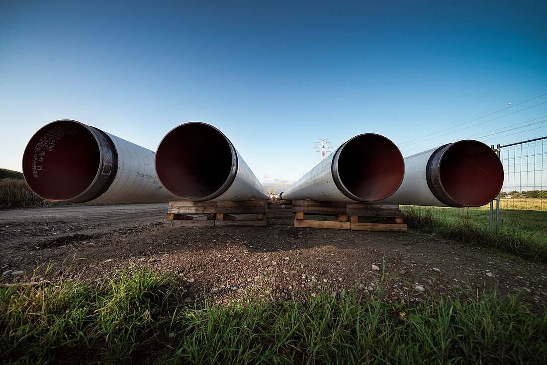 Pipeline Rohre liegen in Landschaft bereit, Wedel bei Hamburg, Elbe, Deutschland