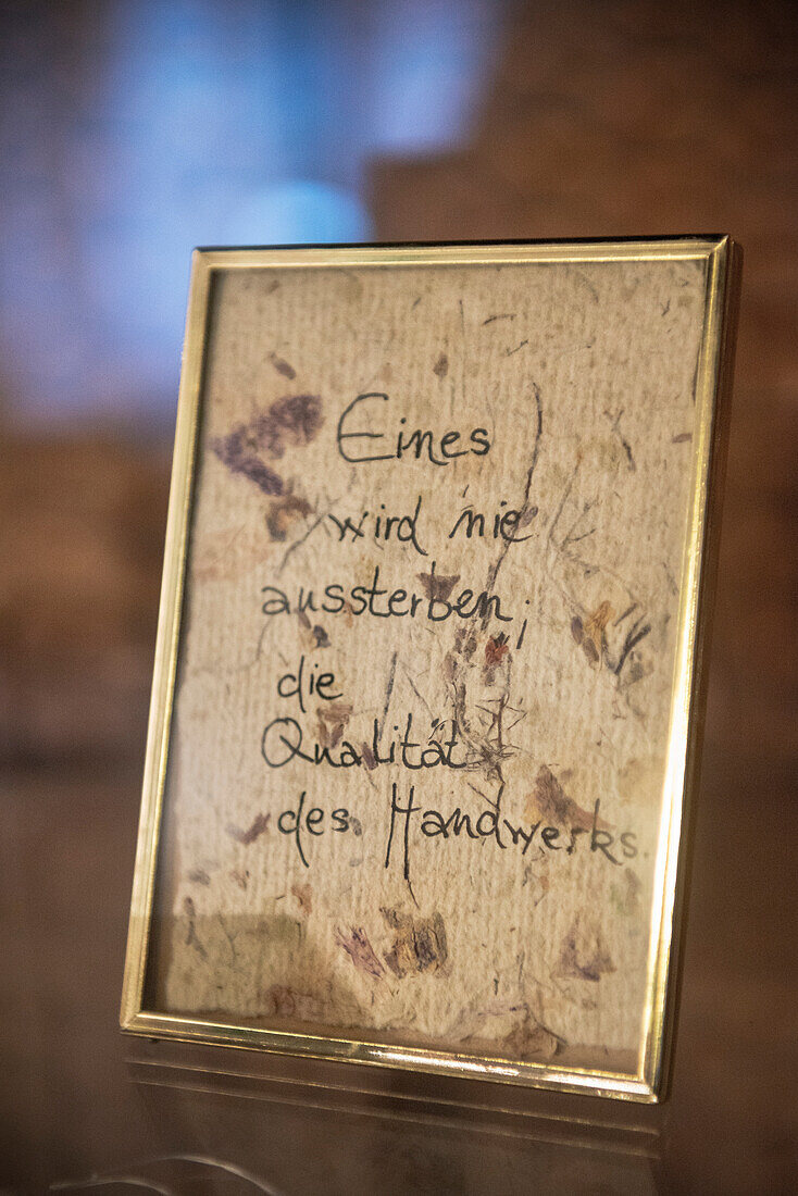 Schautafel mit dem Spruch 'Eines wird nie aussterben; die Qualität des Handwerks' bei Glasbläserei Altermann in Lauscha, Thüringen, Deutschland