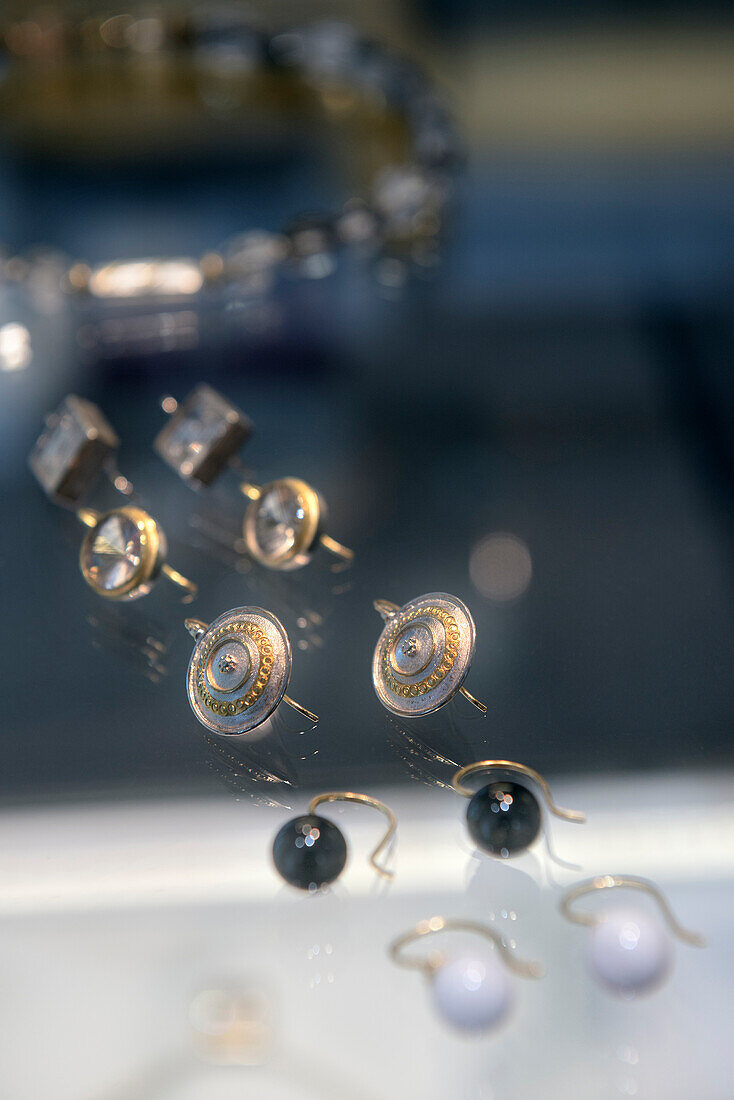 Schmiedin verarbeitet Gold zu Schmuck, Goldschmiede Handwerk, Überlingen am Bodensee, Baden-Württemberg, Deutschland