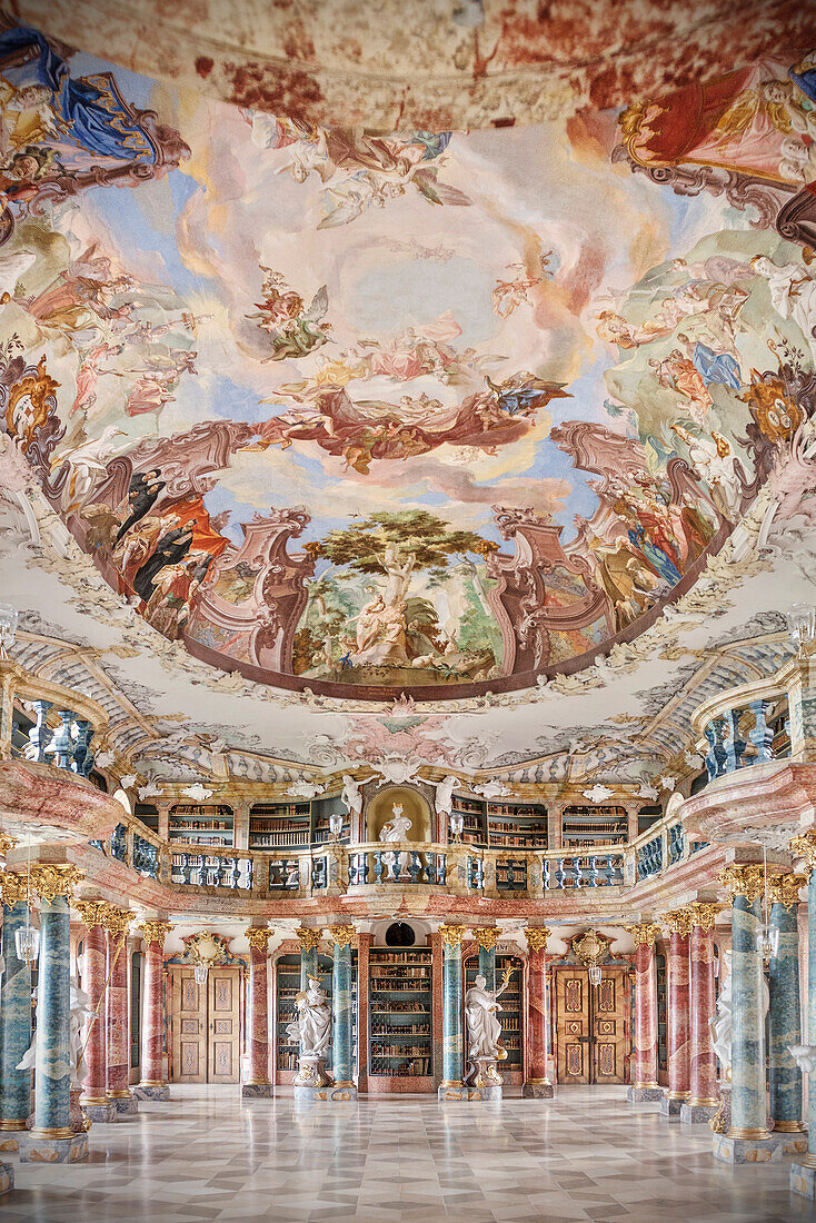 prächtige Bibliothek mit Säulen, Skulpturen und Decken Fresken, Kloster Wiblingen, Ulm an der Donau, Oberschwäbische Barockstraße, Schwäbische Alb, Baden-Württemberg, Deutschland