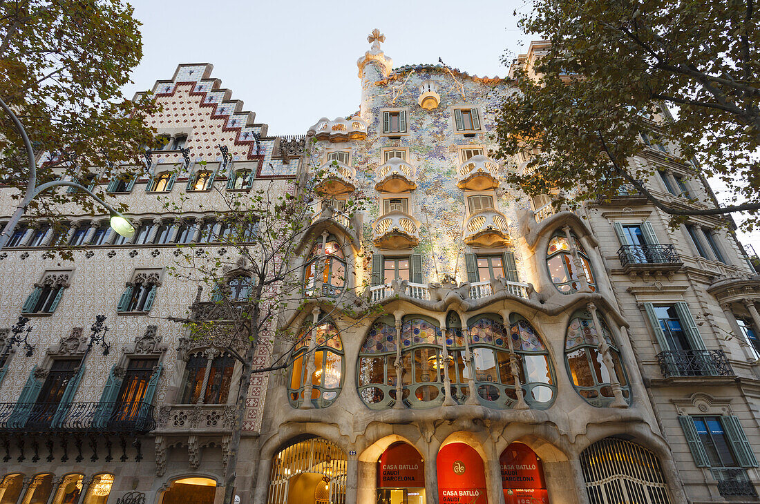 Casa Batllo, Modernisme, Jugendstil, Architekt Antonio Gaudi, UNESCO Welterbe und Casa Amatller (l.) Modernisme, architect Puig i Cadafalch, Passeig de Gracia, Eixample, Barcelona, Katalonien, Spanien, Europa