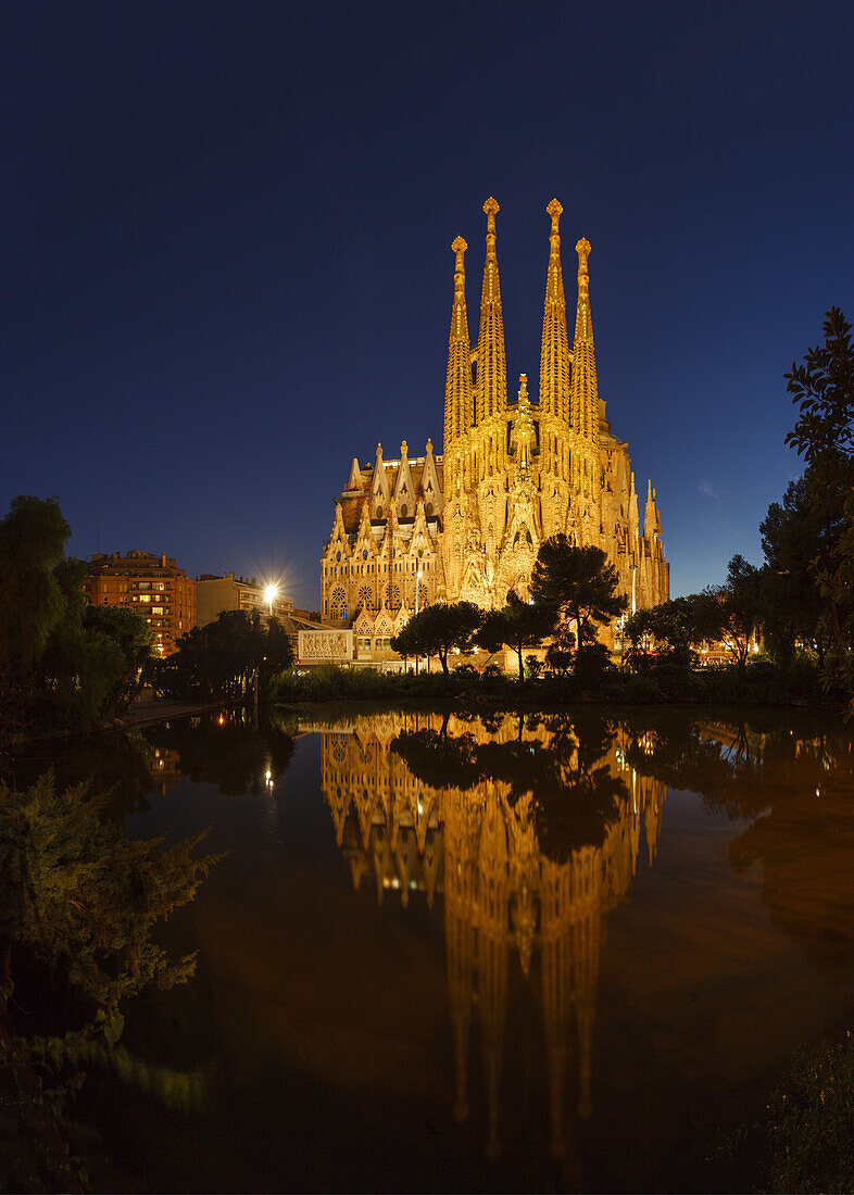 La Sagrada Familia, church, cathedral, architect Antonio Gaudi, modernisme, Art Nouveau, city district Eixample, Barcelona, Catalunya, Catalonia, Spain, Europe