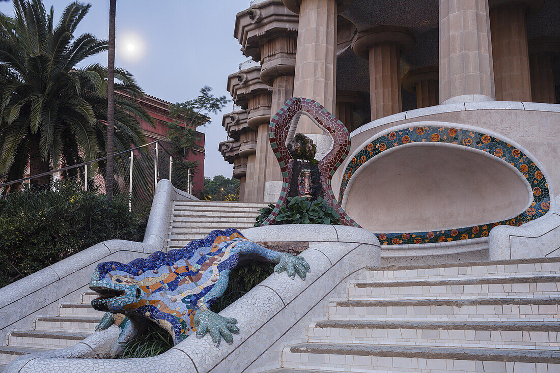 Park Güell, dragon, staircase, Modernisme, modernism, Art Nouveau, architect Antonio Gaudi, UNESCO world heritage, city district Gracia, Barcelona, Catalunya, Catalonia, Spain, Europe