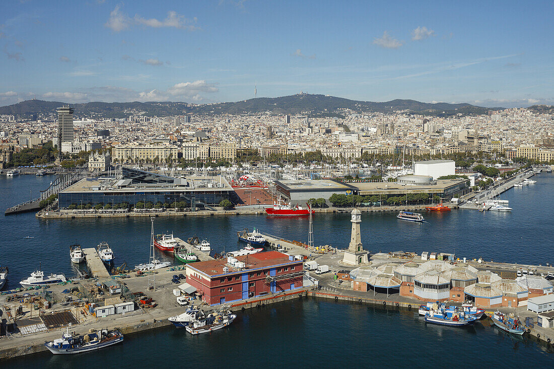 Blick über den Hafen und die Stadt, Fischerhafen, Maremagnum Einkaufszentrum, Port Vell, Barcelona, Katalonien, Spanien, Europa