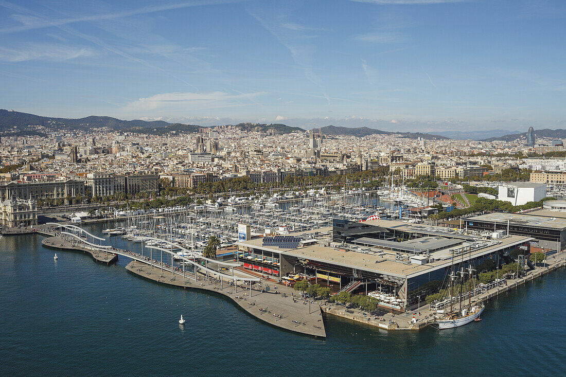 Blick über den Hafen und die Stadt, Rambla del Mar, Maremagnum Einkaufszentrum, Port Vell, Barcelona, Katalonien, Spanien, Europa