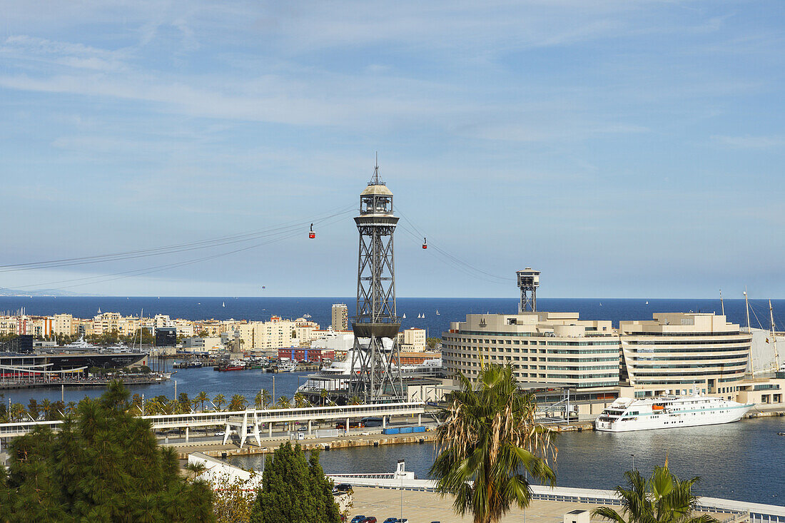 Blick über Port Vell, Hafen mit Kreuzfahrtschiff und World Trade Center, Barcelona, Katalonien, Spanien, Europa