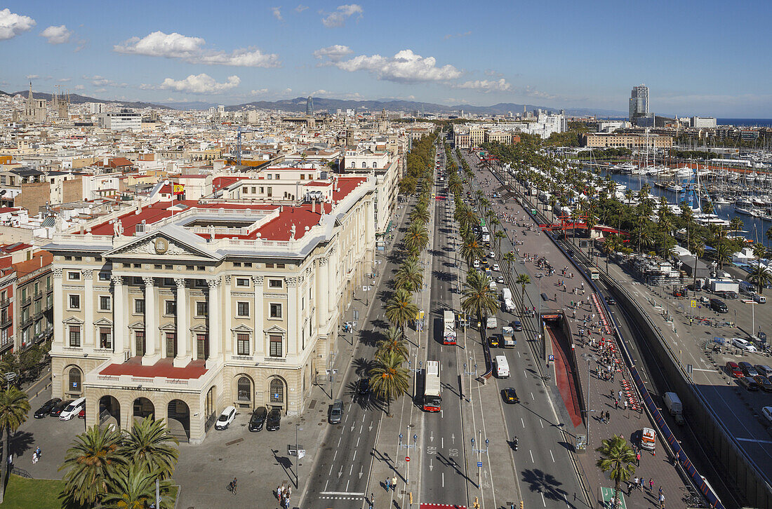 Bick über Passeig de Colom auf Barcelona mit Yachthafen, klassizistischers Gebäude des Gobierno Militar, Placa del Portal de la Pau, Barcelona, Katalonien, Spanien, Europa