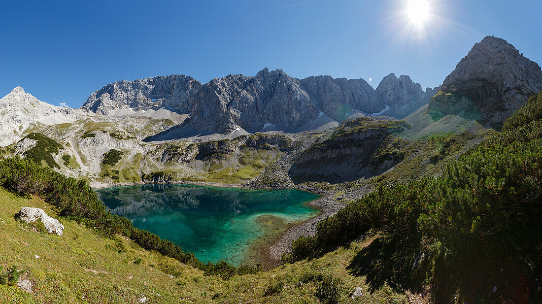 Drachensee, Mieminger Gebirge und vorderer Drachenkopf (r.), bei Ehrwald, Bezirk Reutte, Tirol, Österreich, Europa
