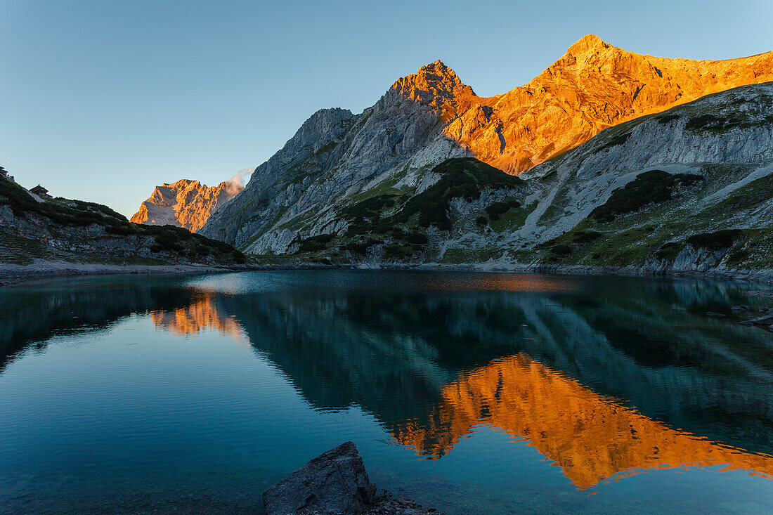 Drachensee mit Mieminger Kette, Wettersteingebirge und Zugspitze bei Sonnenuntergang, Coburger Hütte, bei Ehrwald, Bezirk Reutte, Tirol, Österreich, Europa