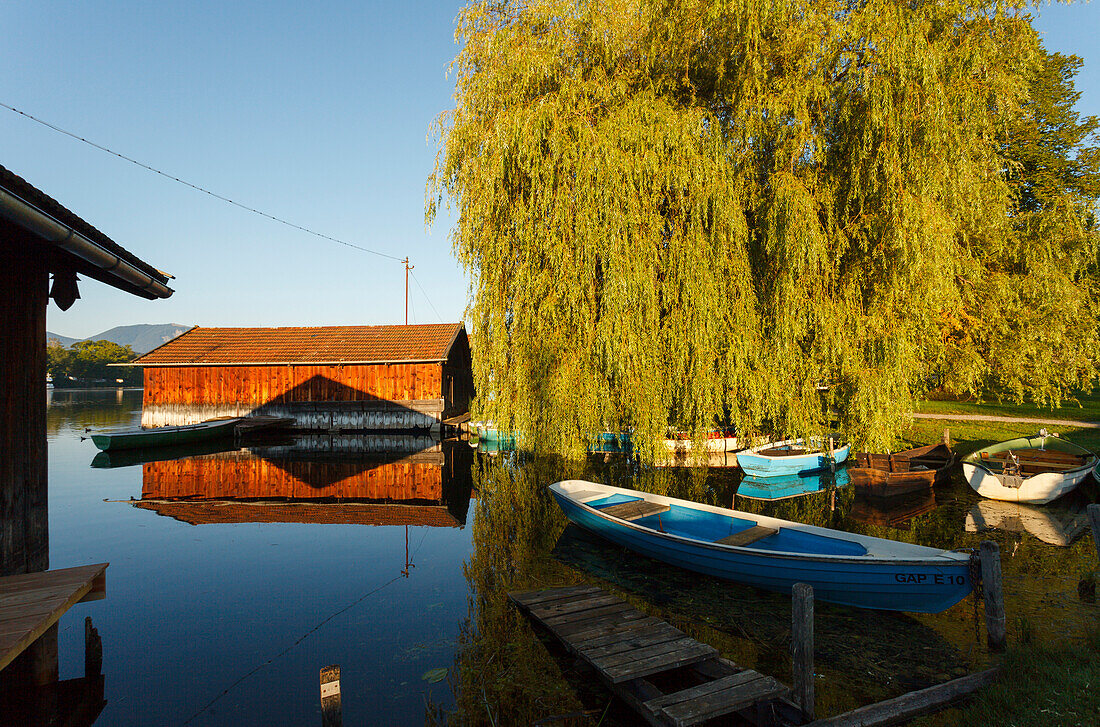 Bootshäuser und Ruderboote auf dem Staffelsee, Seehausen am Staffelsee, bei Murnau, Blaues Land, Landkreis Garmisch-Partenkirchen, Bayerisches Voralpenland, Oberbayern, Bayern, Deutschland, Europa