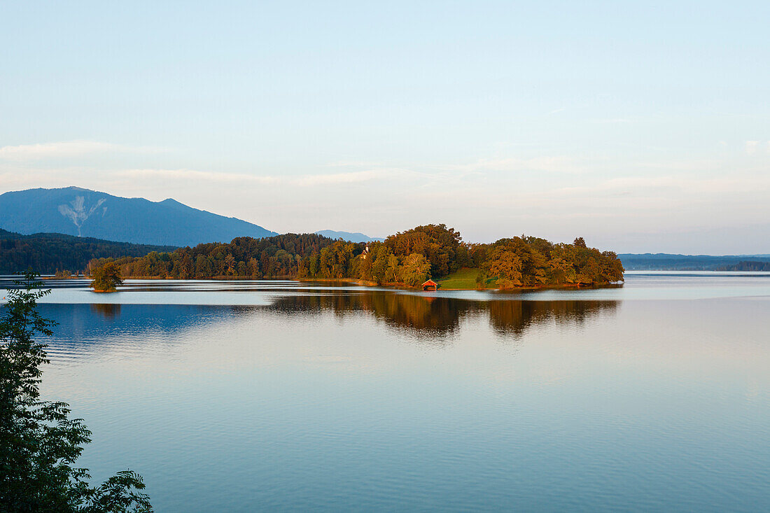 Staffelsee and the Woerth island at sunrise, Seehausen am Staffelsee, near Murnau, Blue Land, district Garmisch-Partenkirchen, Bavarian alpine foreland, Upper Bavaria, Bavaria, Germany, Europe