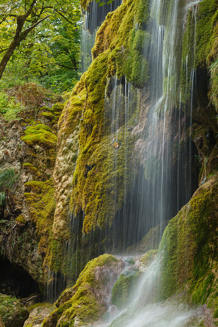 Schleierfälle, Wasserfall mit Moos, Ammerschlucht bei Saulgrub, Landkreis Garmisch-Partenkirchen, Bayerisches Voralpenland, Oberbayern, Bayern, Deutschland, Europa