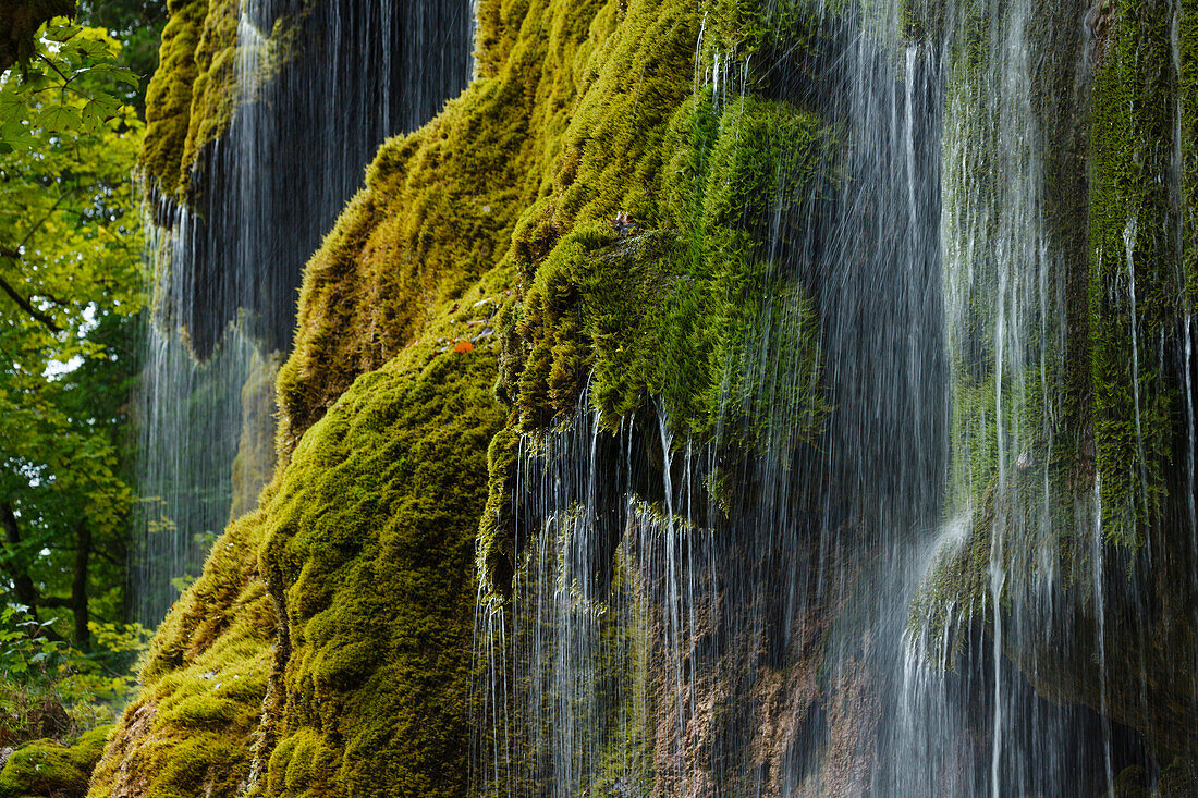 Schleierfälle, Wasserfall mit Moos, Ammerschlucht bei Saulgrub, Landkreis Garmisch-Partenkirchen, Bayerisches Voralpenland, Oberbayern, Bayern, Deutschland, Europa