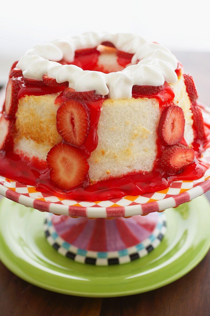Angel Food Cake mit Erdbeeren und Sahne auf Tortenständer
