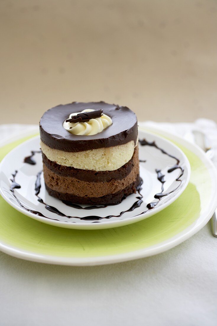 Törtchen aus Schokoladen-Vanille-Mousse mit Schokoglasur