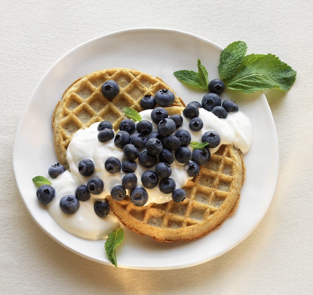 Waffeln mit Heidelbeeren und Joghurt