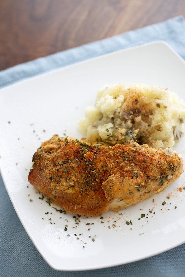 Hähnchen Cordon bleu mit Knoblauchpüree auf Teller