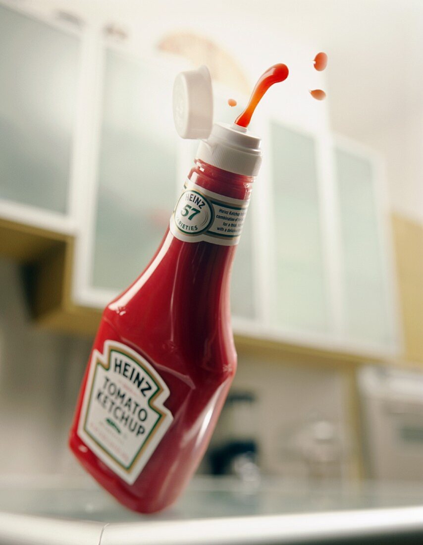 Ketchup spritzt aus Plastikflasche