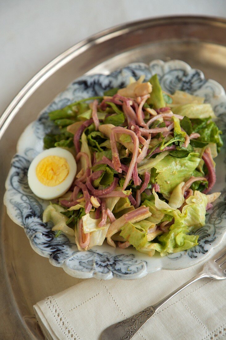 Chefsalat auf Silbertablett (Draufsicht)