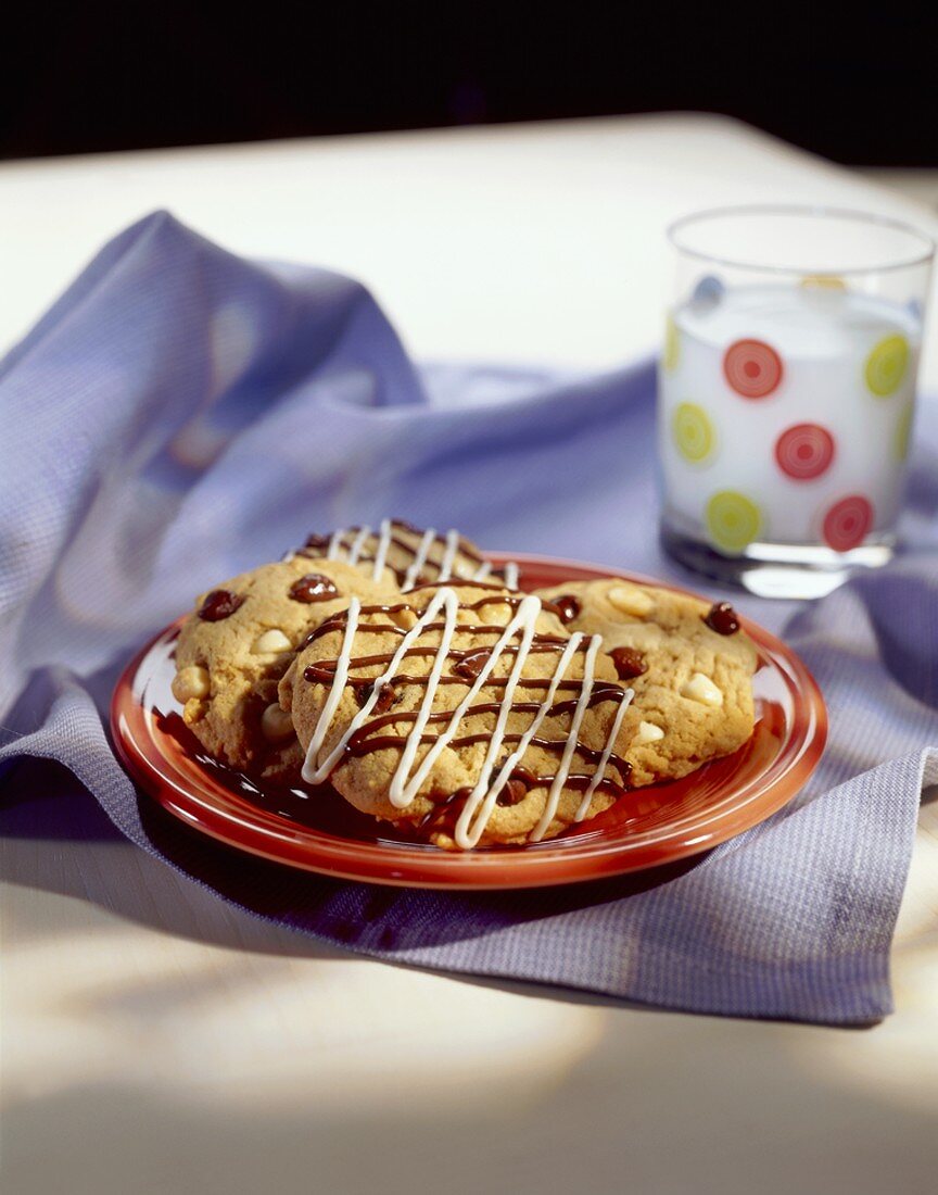 Selbstgemachte Chocolate Chip Cookies auf Teller, Glas Milch