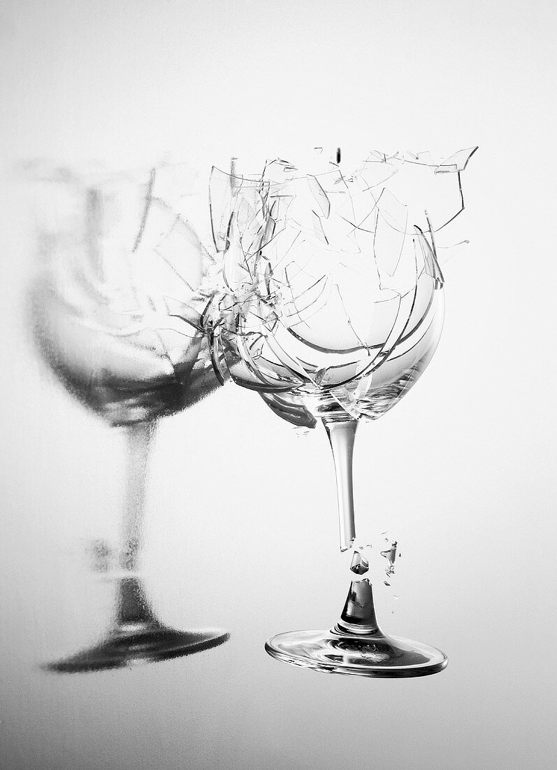 Zersplitterndes Glas mit Spiegelbild