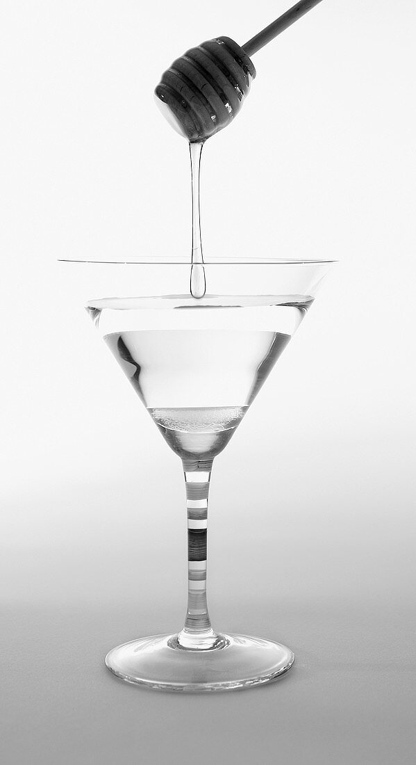 Ein Cocktailglas Martini extra dry mit Sirup