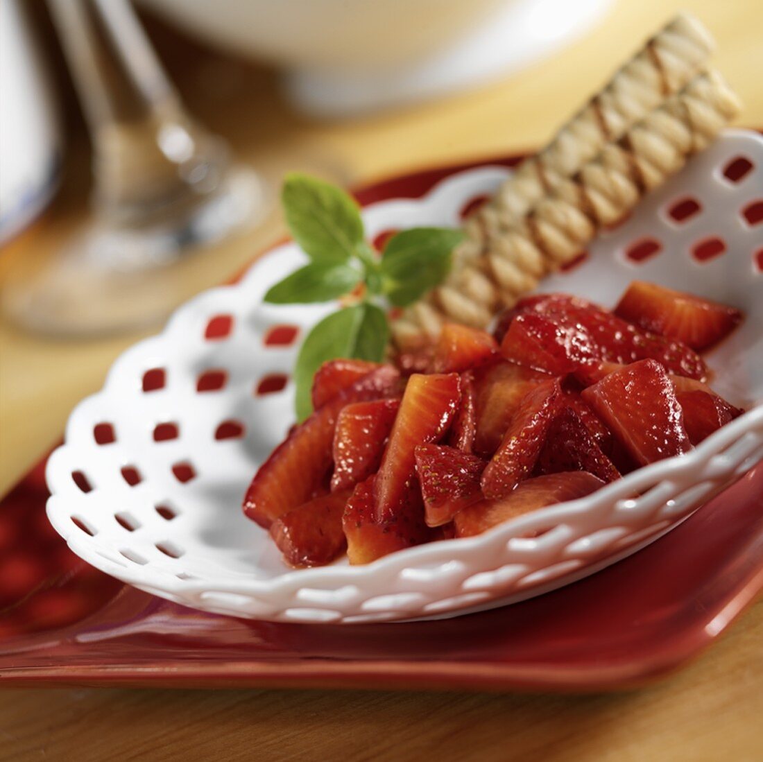 Glasierte Erdbeeren mit Hippenröllchen